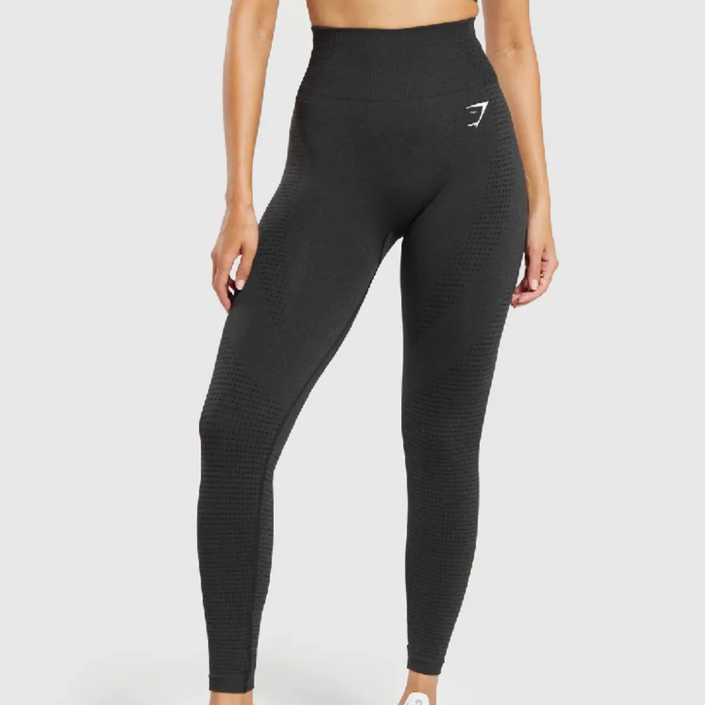 Intressekoll på mina gym shark leggings i svart!😍ingen syn på användning men använda några gånger! Nypris 550kr! Skriv för bilder/frågor🩷. Jeans & Byxor.
