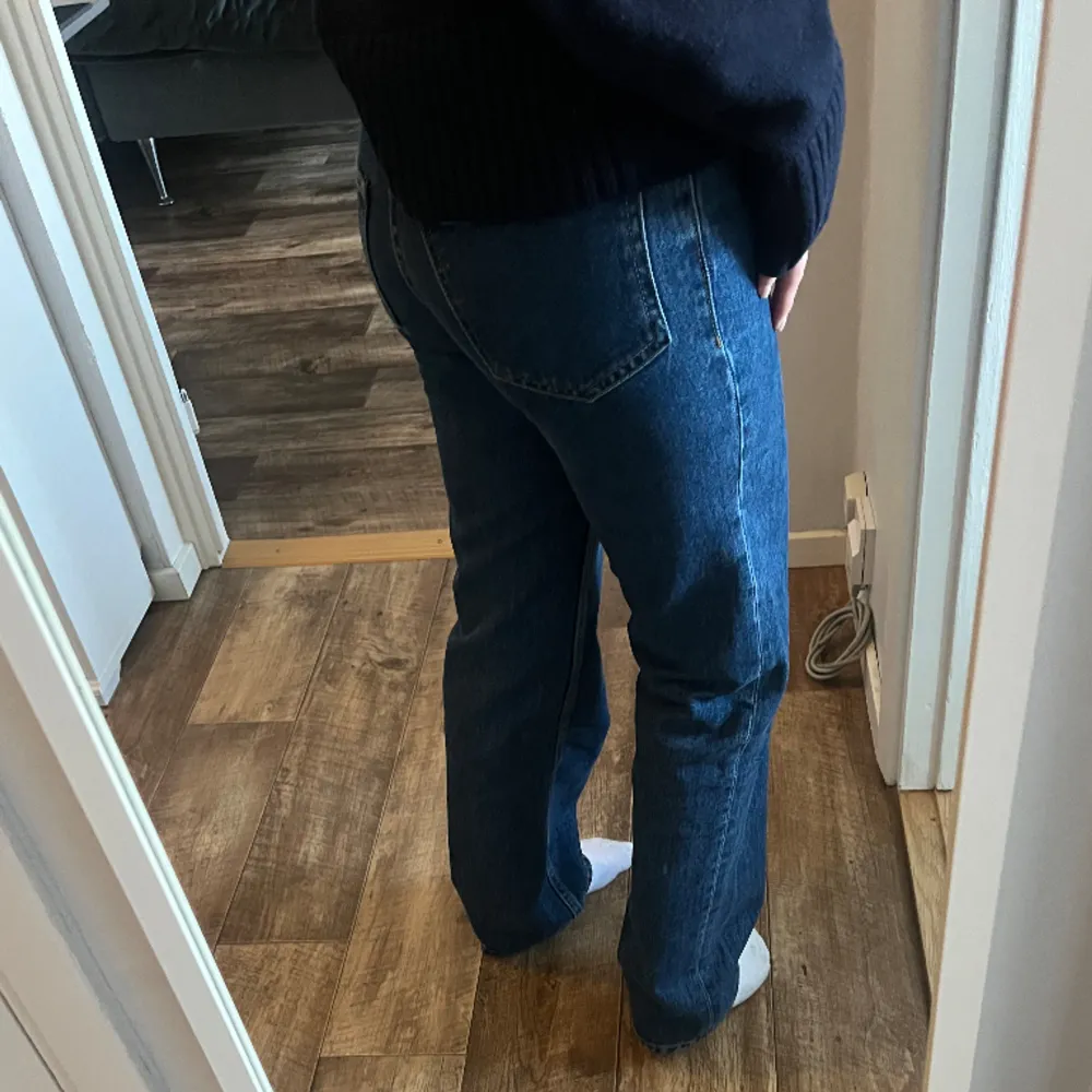 Mörkblåa jeans från Gina Tricot, knappt använda då det var fel storlek! (Ordinarie pris 499)💙. Jeans & Byxor.