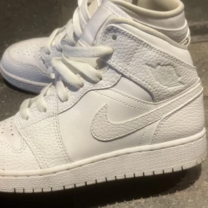 Jordan mid - Säljer nu mina helt oanvända jordans! Inga defekter, i super skick nästintill helt nya! Priset går att diskutera! Nypris: 1349kr