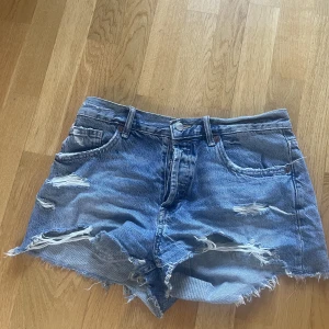 Jeansshorts  - Säljer min blåa jeansshorts från Zara då de aldrig kommer till användning (lite mindre i storlek) 🩷 super snygga till sommaren! Skriv om fler frågor 