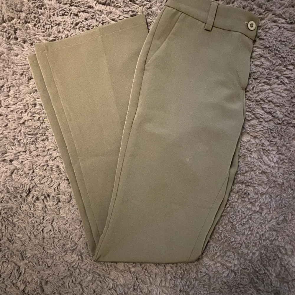Gröna utsvängda kostymbyxor från Design by Si. Jag har aldrig använt dem, men de är köpta på sellpy (nyskick)!!💘💘. Jeans & Byxor.
