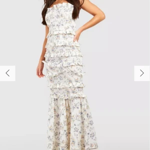 Klänning - Slutsåld klänning från boohoo. Säljer då den är för lång för mig, endast använd 1 gång.