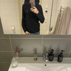 Ralph lauren hoodie - Tjena! Säljer denna sjukt snygga Ralph lauren hoodie som är lite grå svart. Är runt 180cm, hör av er vid frågor! 