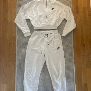 Nike set loungewear mjukis set overall - Nike mjukisset i storlek S. Ljusgrå färg.