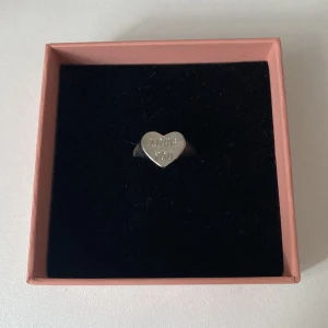 supersöt ring - ring där det står love you på. Använd 1 gång💘