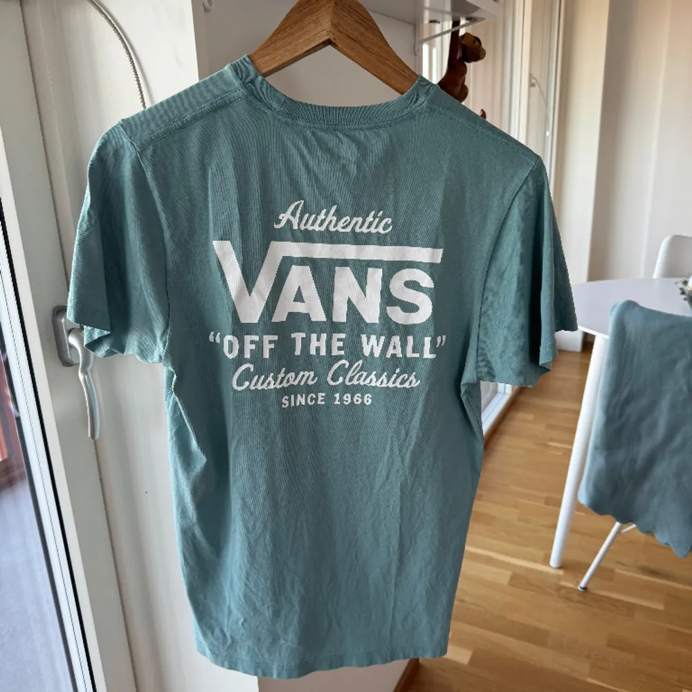 Säljer min väldigt fina turkosa/mintgröna Vans tröja! Den är i storlek S och sitter lite slappare i och med att den är från herravdelningen! . T-shirts.