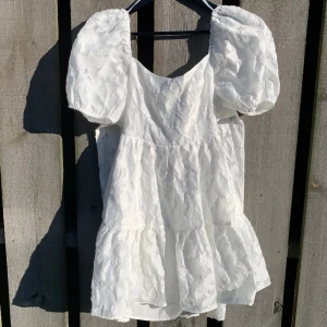 Klänning - Superfin klänning med knyten i ryggen så att man kan göra två rosetter💖Perfekt till studenten! Klänningen är i toppskick😇