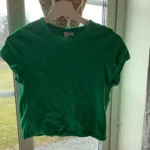 Grön kortare tröja från divided✨✨ Är i storlek m men tycker den sitter mer som s Köparen står för frakten! Säljes i befintligt skick Kan samfrakta om man vill det