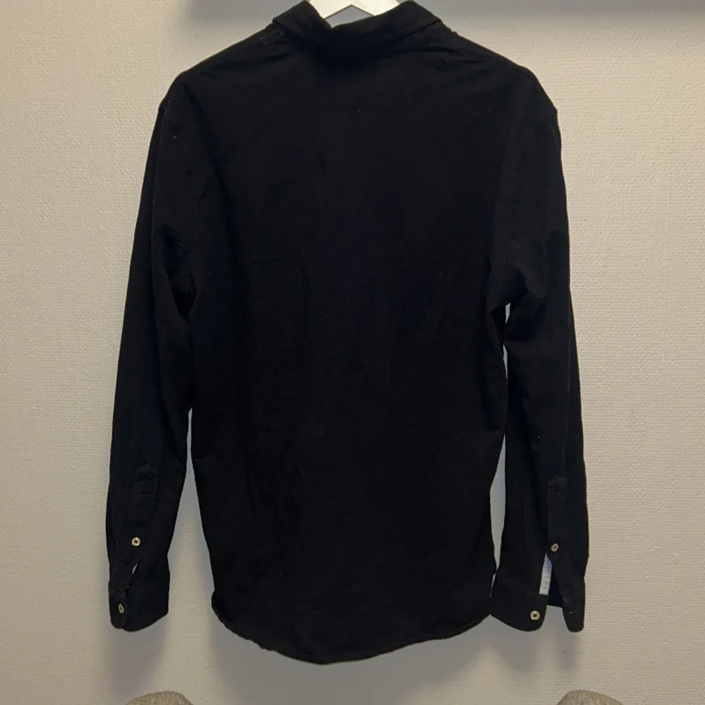 Säljer denna Ralph Lauren skjorta. Storlek M nyskick 9,5/10, nypris 1400 säljer den för 500. Pris kan diskuteras vid snabb affär. Tveka inte att fråga vid funderingar!. Skjortor.
