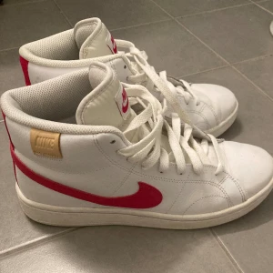Nike blazer - Säljer mina nike blazers pga att de inte är min stil längre  I storlek 39 och i bra skick använt bara ett par få gånger