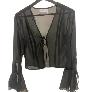 Weekday blus - Ääälskat denna blus från Weekday, men tyvärr inte använt på länge nu. Supersnygg att slänga över ett linne eller en liten topp 👌🏼Jättebra skick, skriv för fler bilder!!