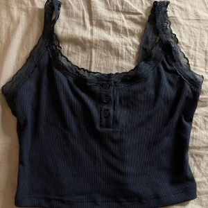 Blå topp - Väldigt fin och skön mörkblå topp! Knapparna är uppknäppbara. Passar xxs-s💝