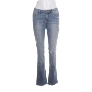 Lågmidjade jeans - Jättesnygga lågmidjade jeans❣️❣️ innerbenslänhd: 84 cm midjemått: 39cm rakt över, storlek 36 säljer dp de va för långa