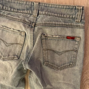 Only jeans - supersnygga avklippta only jeans med nice passform, strl 26/34