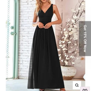 Svart balklänning ifrån EVER PRETTY - Säljer min jättefina balklänning ifrån märket Ever Pretty. Lappen finns fortfarande kvar och bara testad. Säljer då jag hitta en annan jag tyckte om bättre och hann inte returnera. Köpt för 750 kr.