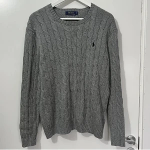 Grå Ralph Lauren tröja - Grå snygg Ralph Lauren tröja. Sitter lite stort. 10/10 kondition näst till oanvänd. Skriv om ni har några funderingar. M men passar även S :) 