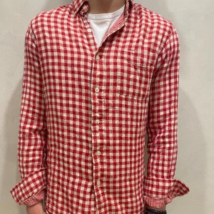 Polo Ralph Lauren Skjorta  - Skjorta Polo Ralph Lauren  Modell: 184cm & väger 73kg Storlek: S Skick: 8/10 Allmänt använd inga fel som märks.  Material: Bomull  Skriv om ni har frågor! 