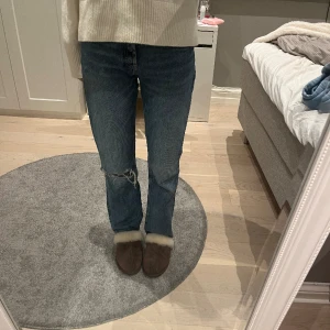 Jeans - Hej! Säljer dessa jeans från Zara som tyvärr inte kommit till användning. Används ca 3 gånger och köpta för ungefär 3 år sedan!