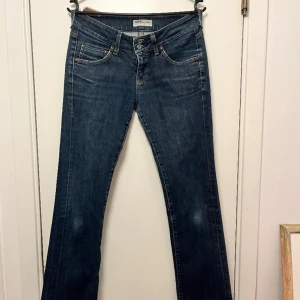 Mörkblå lowaist bootcut lee jeans.  - Super fina jeans som är både bootcut och lågmidjade!💕Jeansen är köpta för ett tag sedan och är knappt använda.Jag säljer jeansen eftersom de är för små för mig. Färgen är ljusare i verkligheten och de ljusare fläckarna på knäna syns inte(jeansen färg