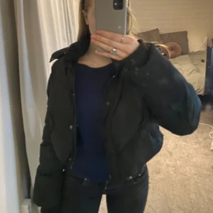 Na-Kd jacka - Säljer min dunjacka från nakd i storlek 34💘 Det är en kort vaderrad jacka som sitter så snyggt! Just detta exemplar säljs in längre och orginal priset var 699💘 Kontakta för frågor/intresse! ( spegeln är smutsig och jackan har it dessa fläckar irl!)😊