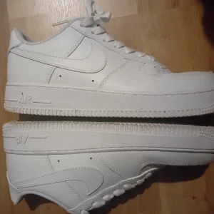 Air force 1 - Storlek 40. Knappt använda pga dålig passform för mig