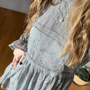 En mycket vacker grå klänning som passar bra till det mesta. Klänningen är använd en gång och är i mycket bra skick!🥰