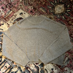 Stickad kofta - En fin stickad kofta från hm divided, i strl m. Tröjan är i väldigt bra skick och har bara används nån gång. Modellen är på den kortare sidan då den är till min navel, och jag är 165 cm. 