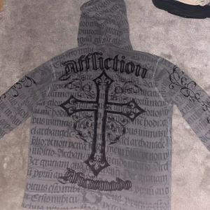 ❗️AFFLICTION HOODIE❗️ - TVÄR FET AFFLICTION HOODIE SOM ÄR MED I INTROT PÅ SHAMELESS❗️ Storlek M 🔥 Bah å fråga om mer bilder om d behövs❗️❗️❗️❗️🙏🙏