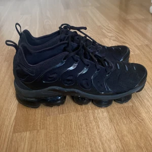 Skor  - Hej!  Säljer ett par skor i storlek 44,5, använt 1-2 gånger så de är som ett par nya!  Priset kan diskuteras vid snabb affär!