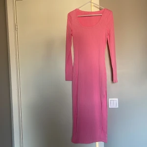 Rosa klänning  - Hej jag säljer min rosa klänning, köpte den från Shein och den va för liten på mig har inte använt den en enda gång bara testat 