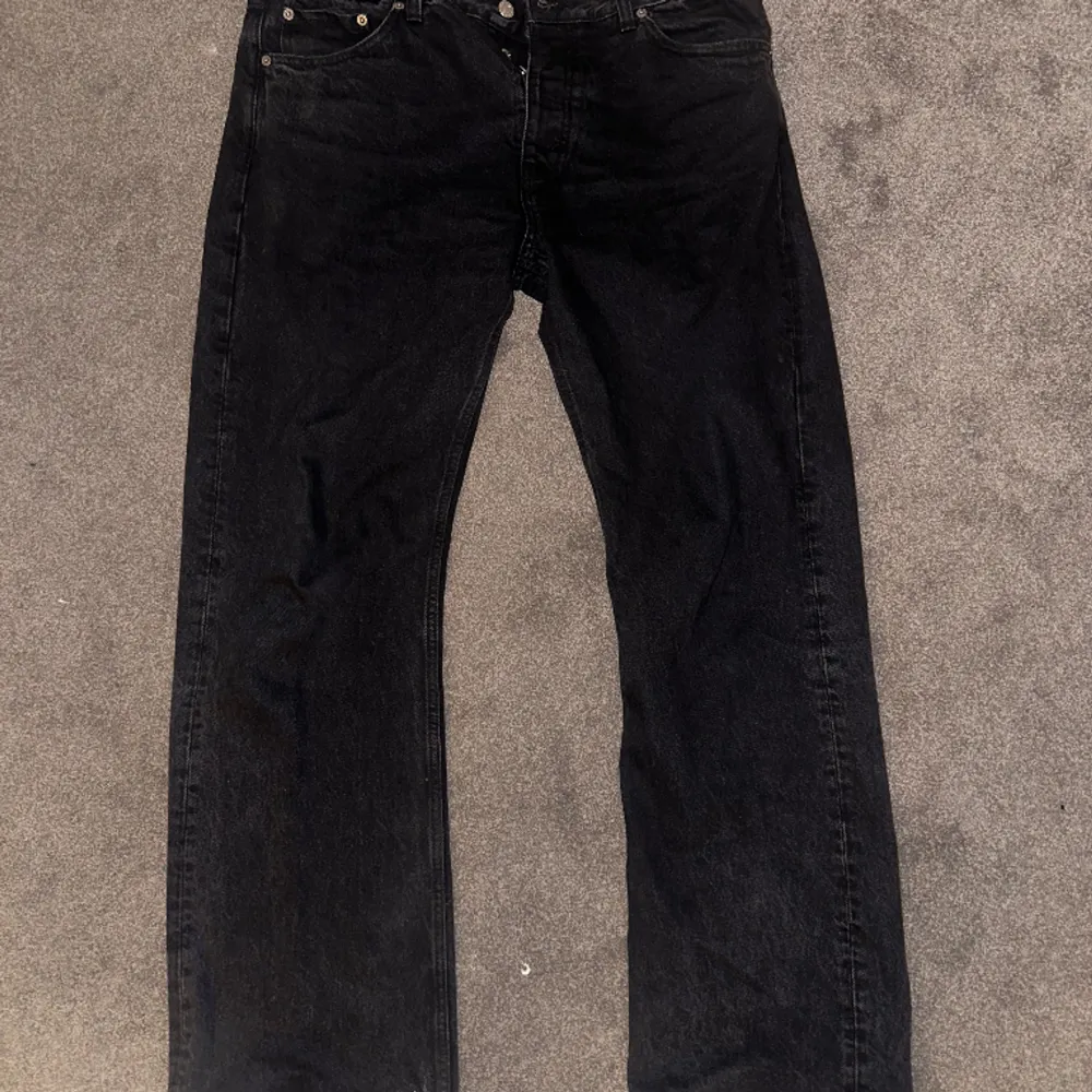 Hope Rush jeans i fint skick! Säljes för jag köpt ett liknande par, storlek 33!   Supersköna jeans med bra fit som sitter lösare ner mot foten men ändå skönt runt midjan och låren.  Kostar 1800 nya, bästa jeansen du kan köpa!. Jeans & Byxor.