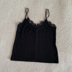 ZARA svart ribbat linne med spetskant - Använt en gång, utan anmärkningar.