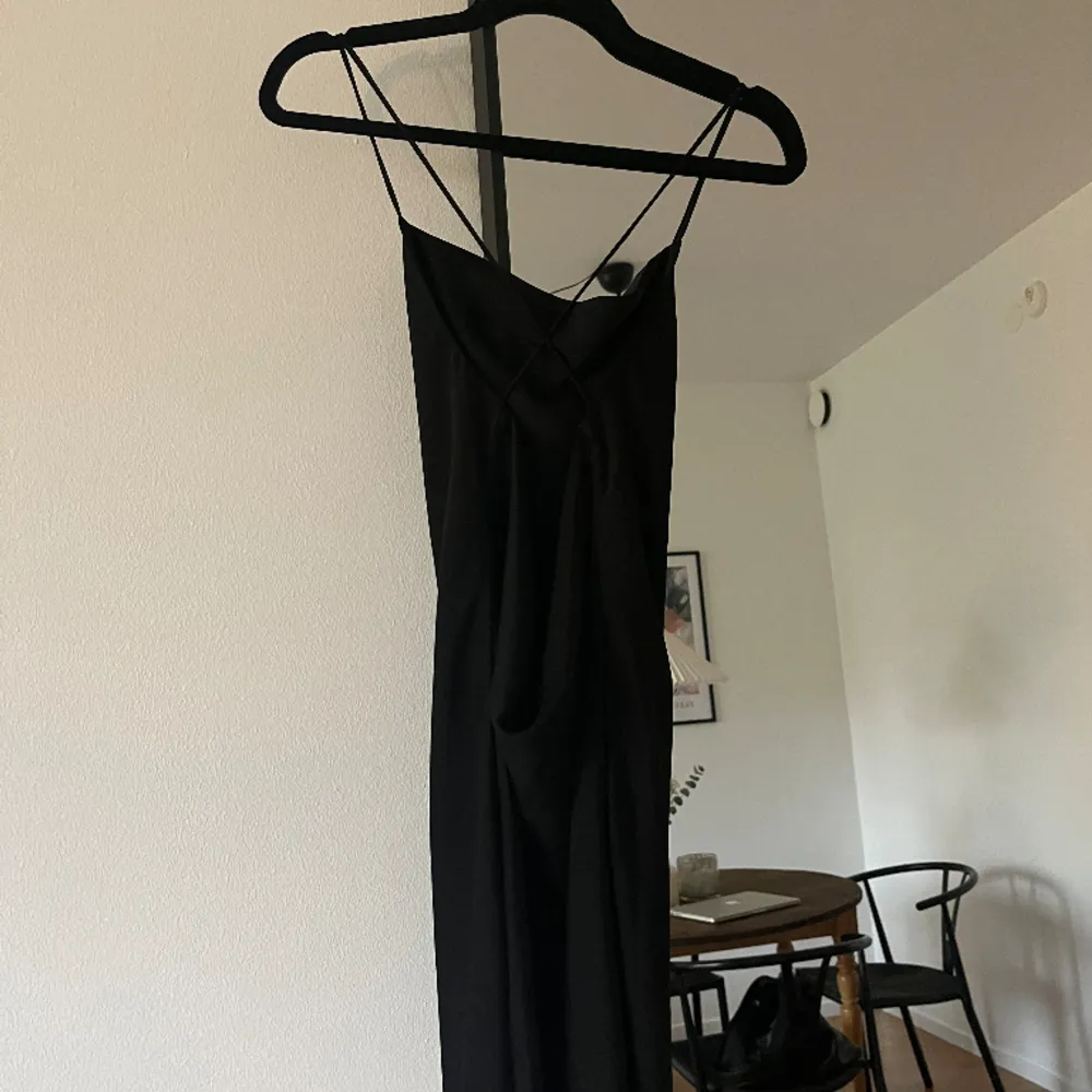 Så fin svart klänning, kryss i ryggen 🖤. Klänningar.