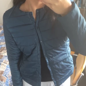 Vårjacka  - Mörkblå vårjacka i perfekt skick! Inga skavanker, mörkblå. Storlek Small!💕💕