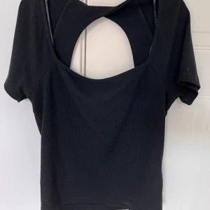 Svart tröja  - Svart tröja med öppen rygg från Ginatricot i storlek M🤍 Aldrig använd 