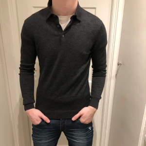 Pikétröja - Rugbytröja från H&M-Storlek S-merinoull-killen på bilden är 182-kom dm om du har några funderingar