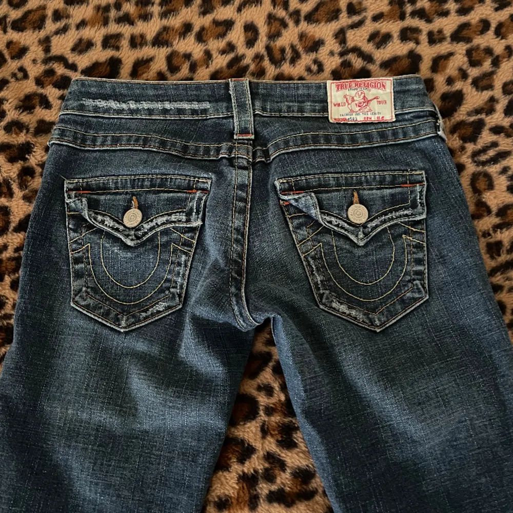 bootcut lowwaist true religion jeans i bra skick ! midjemått 37cm innerbenslängd 77cm, lappen är bortklippt men skulle gissa på storlek 27 eller 28. Jeans & Byxor.