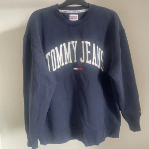 TOMMY HILFIGER SWEATSHIRT - Nästan helt oanvänd!  Storlek L - sitter baggy!