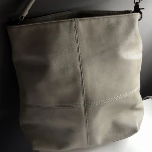 Venturini väska - Denna väska köpte jag för några månader sedan men har inte kommit till användning. Endast några små täcken på användning men knappt så man ser det💕 💕35cm bred, 25cm djup, 25cm höjd! Kan gå med på att sänka priset!!