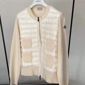 Hej jag säljer denna super fina Moncler cardigan i storlek s. Den säljs på grund av att den har blivit för liten för mig men jag har kvar dustbag och brevet som äkthetsbebis kvar och den följer med på köpet.  Kan möta upp och frakta. Tar emot swish