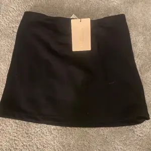 Kort kjol med shorts i! Helt ny