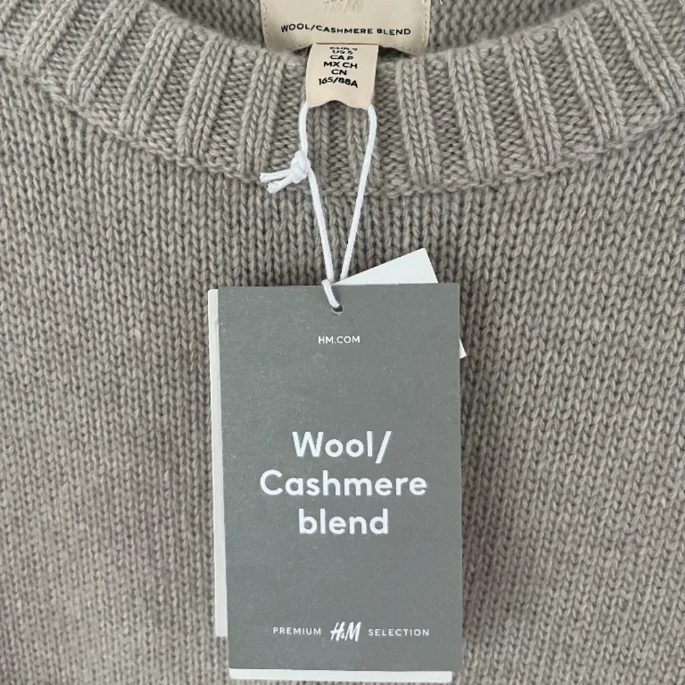 Helt ny cashmere/wool stickad tröja från HM Premium Selection.  Säljer pga att jag har en liknande redan, nypris 1.799kr. Stickat.