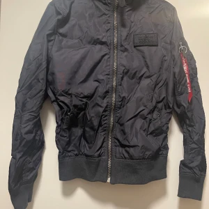 Alpha jacka - Knappt använd  storlek s  mörk blå  riktig