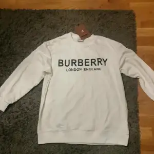 Vit burrberry tröja aldrig använd säljs för bra pris, pris kan diskuteras vid snabb affär storlek xs men passar även i s