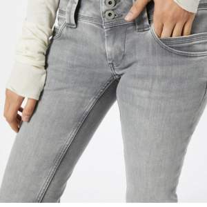Intressekoll på mina grå pepe jeans som jag köpt här på plick, tyvär för stora. Går inte ner mkt i pris! 💘