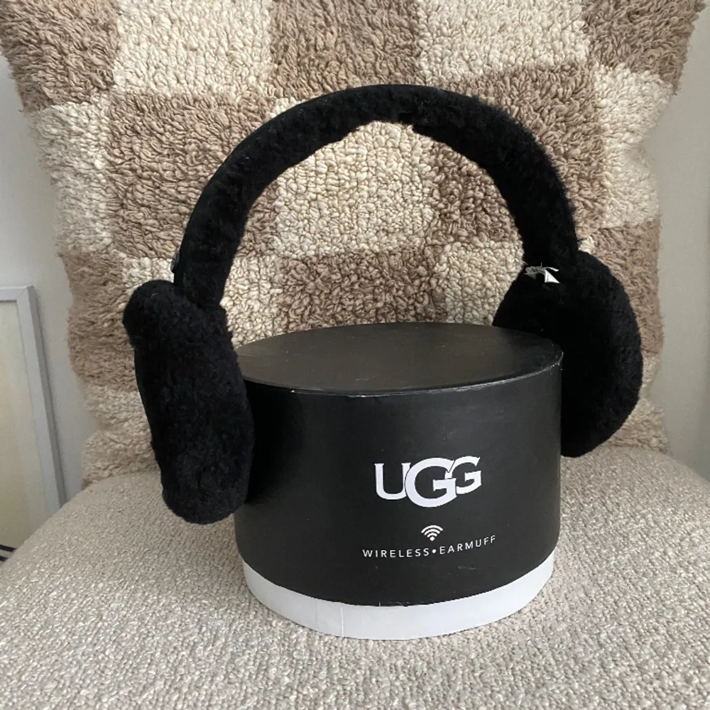 Ugg wireless earmuffs, värmande i äkta fårskinn och mocka samt fungerar utmärkt att lyssna på musik i med bluetooth!  Nypris 1499:-. Accessoarer.