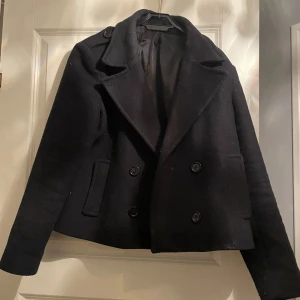 Kort kappa - Jättefin marinblå kort kappa, perfekt nu till våren, säljer då den ej kommer t användning längre😊