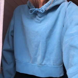Kort hoodie - Kort hoodie i en urtvättad blå färg. Bra skick 