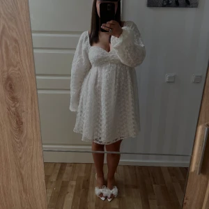 Studentklänning - Säljer min student klänning från NA-KD, inga defekter etc 💅🏼🤝🏼