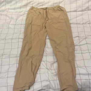 Beige linne byxor  - Säljer beige linne byxor aldrig använda pga att dem va för små 